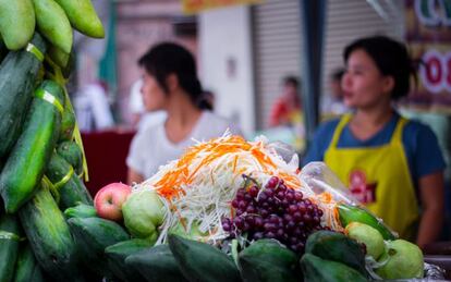 Un puesto de comida en el barrio chino de Bangkok durante el Vegetarian Festival.