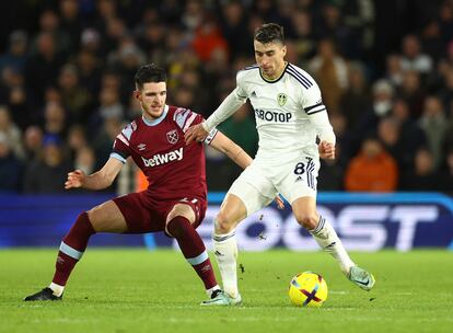 Marc Roca disputa el balón con Declan Rice durante el partido entre el Leeds y el West Ham.