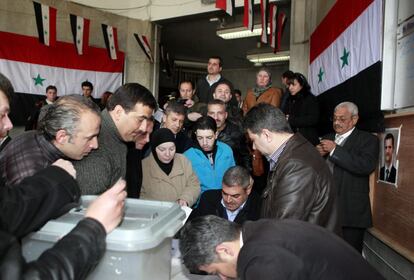 Varios sirios votan en el reférendum.