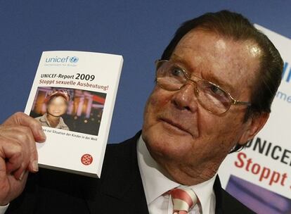 El actor británico Roger Moore, embajador de Unicef, presentó ayer en Berlín el último informe de esta organización, Frena la explotación sexual. Con él se pretende proteger los derechos de la infancia en su lucha contra la pornografía y la prostitución, así como contra el tráfico de menores. Según Naciones Unidas, en 2008 se abusó sexualmente de un total de 150 millones de niñas y 73 millones de niños en todo el mundo. "Todas las personas deben saber que el abuso de niños y el consumo de pornografía infantil son dos delitos que estarán sujetos a penas más duras", afirmó Moore.