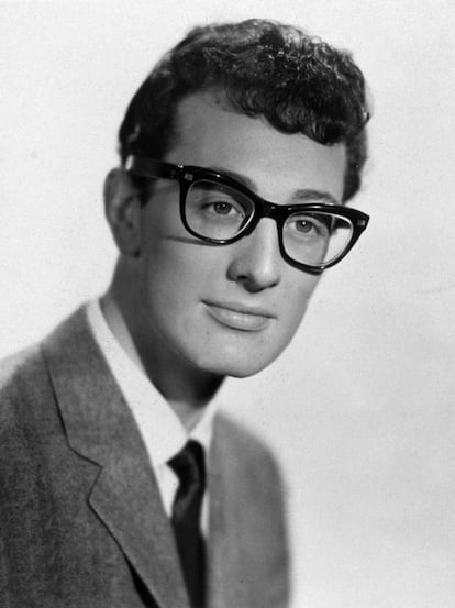 A morte de Buddy Holly (1936-1959), uma das grandes figuras do rock dos anos cinquenta, é o resultado de uma série de coincidências fatais: o ônibus que devia levá-lo juntamente com J. P. 'The Big Bopper' Richardson e Ritchie Valens, com quem fazia uma turnê conjunta, ficou sem calefação. Por isso, Holly decidiu fretar um avião que foi atingido por uma tempestade de neve e colidiu a 13 quilômetros do aeroporto ao qual se dirigia. Holly tinha apenas 22 anos.