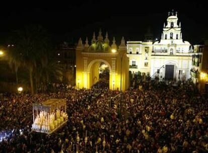 Un momento de la procesión de la Virgen de la Esperanza Macarena en la 'Madrugá' sevillana.