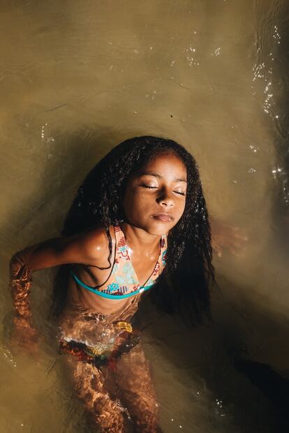 Um anjo no rio – uma menina se refresca nas águas rasas de um riacho que deságua na praia, em um dia quente na Bahia. @carolina_valentim