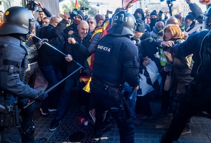 La tensión se ha elevado este mediodía en la manifestación de los llamados Comités de la Defensa de la República (CDR) en Barcelona para protestar contra la cumbre hispano-francesa.