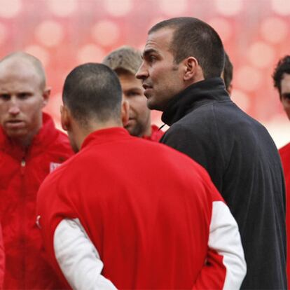 Markus Babbel rodeado de jugadores del Stuttgart.