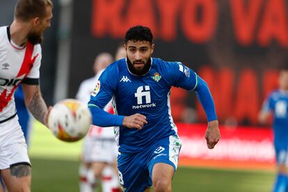 Fekir busca el balón en el pasado encuentro del Betis ante el Rayo Vallecano.