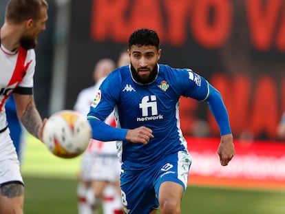 Fekir busca el balón en el pasado encuentro del Betis ante el Rayo Vallecano.