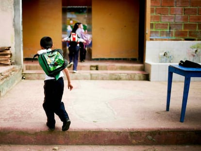 Un estudiante se apresura a entrar a clase en una escuela rural de San Jose, Colombia.  
