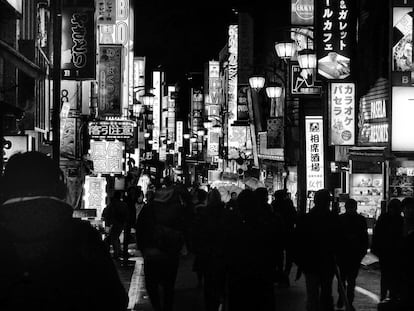 'Night Shinjuku',  el centro administrativo y comercial de Tokyo de noche, fotografiado por Moriyama en 2018.