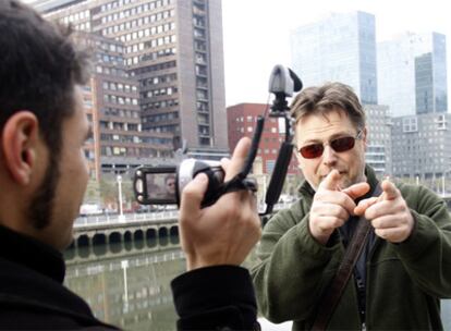 El crítico y director de cine Chris Jones, el pasado viernes junto a la Ría de Bilbao.