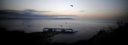 El barco Costa Concordia, desde la isla Giglio.