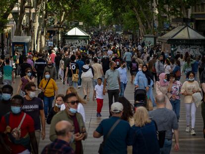 Personas pasean por La Rambla de Barcelona el 15 de mayo.
