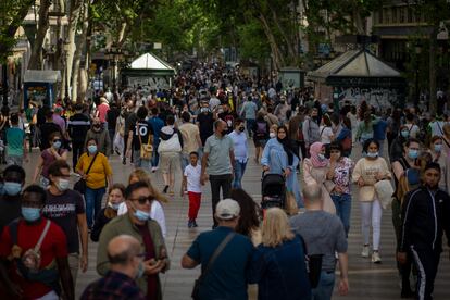 Personas pasean por La Rambla de Barcelona el 15 de mayo.