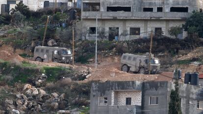 Vehículos militares israelíes circulando por el campo de refugiados de Yenín, en Cisjordania, el jueves.