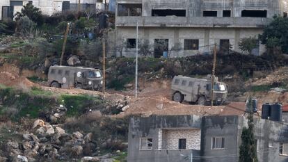 Vehculos militares israeles circulando por el campo de refugiados de Yenn, en Cisjordania, el jueves.