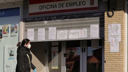 Una mujer pasa ante una oficina de empleo en Madrid.