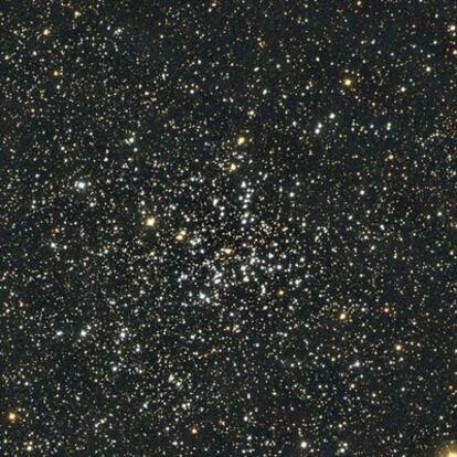 El cúmulo abierto M38 se encuentra en la constelación de Auriga, a 4.200 años luz de la Tierra.
