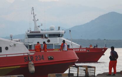 Dos buques que participan en la búsqueda del submarino indonesio desaparecido, en el puerto de Tanjung Wangi (este de Java), este sábado.