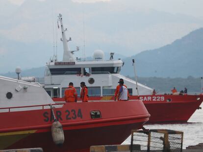 Dos buques que participan en la búsqueda del submarino indonesio desaparecido, en el puerto de Tanjung Wangi (este de Java), este sábado.