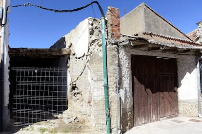 Vista del lugar donde se han hallado un número indeterminado de monedas de oro antiguas, previsiblemente del siglo XIX, en el derribo de un inmueble en Valoria La Buena.