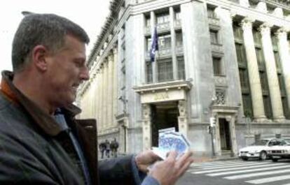 Un hombre con billetes de euro. EFE/Archivo