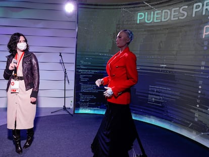 La presidenta madrileña, Isabel Díaz Ayuso, este lunes con el robot Sophia en el centro de proceso de datos del 4-M en Ifema.