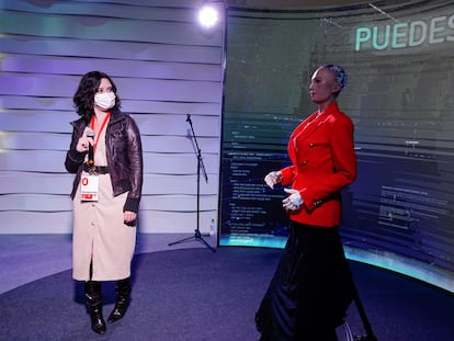 La presidenta madrileña, Isabel Díaz Ayuso, este lunes con el robot Sophia en el centro de proceso de datos del 4-M en Ifema.