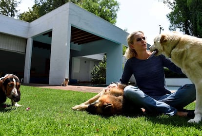 Mia Egerstrom con sus perros en el jardín interior de su vivienda, en la Cuadra San Cristóbal.