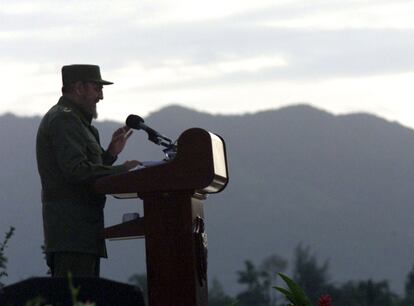 El presidente cubano, Fidel Castro, pronuncia un discurso en Santiago de Cuba, en el que criticó a los Estados Unidos por su política contra el terrorismo, en agosto de 2002