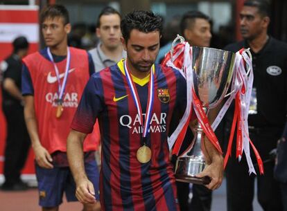 Xavi, con el trofeo conseguido durante la pretemporada en Malasia