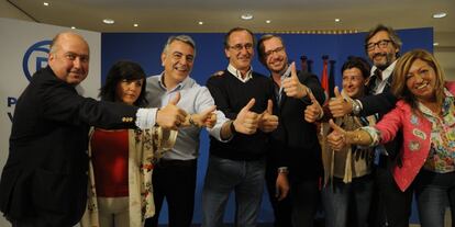 El candidato a lehendakari por el PP, Alfonso Alonso (c), acompañado por sus compañeros de partido Javier de Andrés (i) y Javier Maroto (d), tras conocerse los resultados.