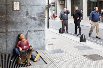 La escultura de Juanito Laguna en la puerta de la Bolsa de Comercio de la ciudad.