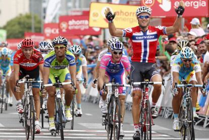 Hushovd levanta los brazos al cruzar la línea de meta