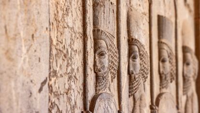 Relieves de guerreros en las ruinas de la antigua Persépolis.