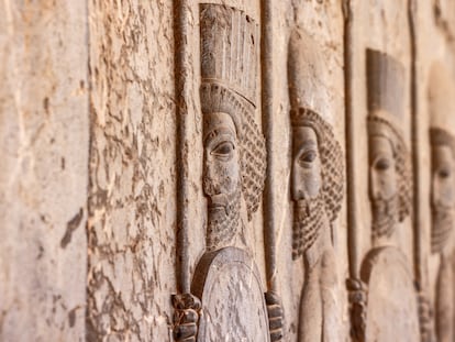 Relieves de guerreros en las ruinas de la antigua Persépolis.