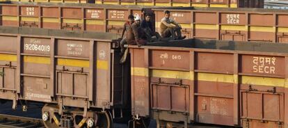 Vagones de mercanc&iacute;as en la estaci&oacute;n de Ahmedabad.