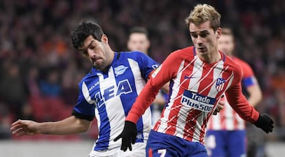 Griezmann ante Manu Garc&iacute;a. 