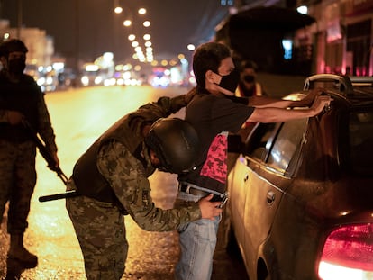 Control de armas en las calles de Guayaquil, a finales de enero.