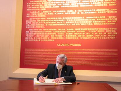 El presidente de Argentina, Alberto Fernández, firma el libro de visitas del Museo de la Historia del Partido Comunista de China, este viernes 4 de febrero de 2022.