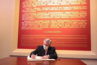 El presidente de Argentina, Alberto Fernández, firma el libro de visitas del Museo de la Historia del Partido Comunista de China