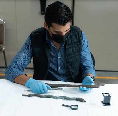 El arqueólogo Víctor Cortés Meléndez hace el análisis de la madera hallada en las ofrendas del Templo Mayor. Foto: Mirsa Islas Orozco