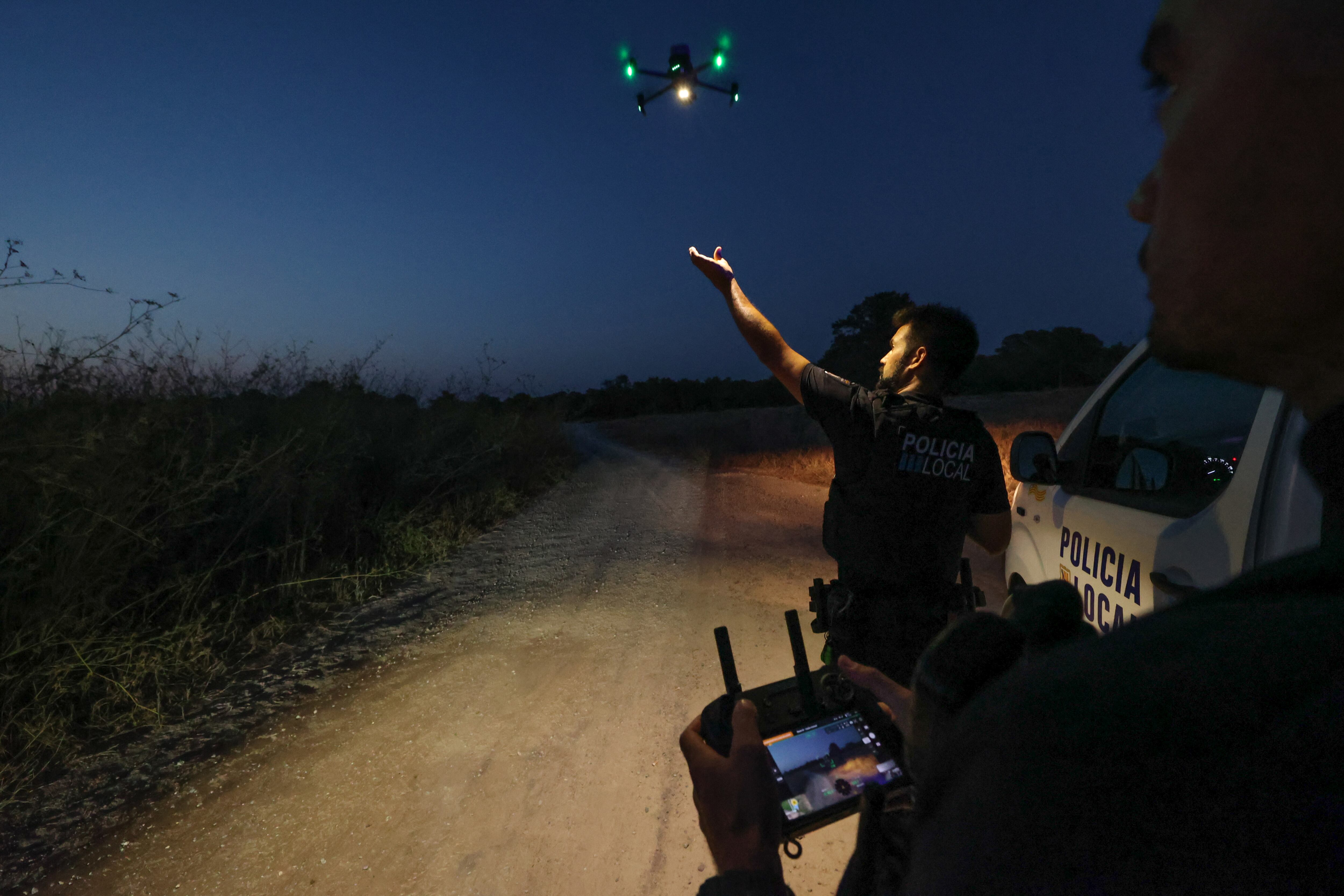 Policías locales de San José inspeccionan los alrededores de la Torre D'en Rovira en busca de caravanas que pernoctan en suelo rústico.