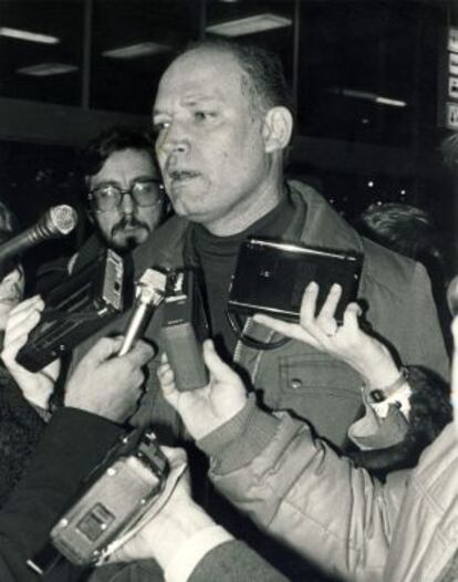 Justo Fern&aacute;ndez, rodeado de periodistas en el aeropuerto de Barajas en 1984.