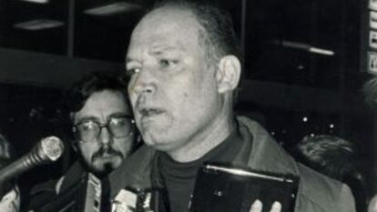 Justo Fern&aacute;ndez, rodeado de periodistas en el aeropuerto de Barajas en 1984.