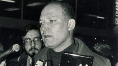 Justo Fernández, rodeado de periodistas en el aeropuerto de Barajas en 1984.