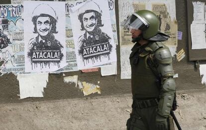 Carteles con la imagen del presidente Pi&ntilde;era con casco de antidisturbios, en Valpara&iacute;so.