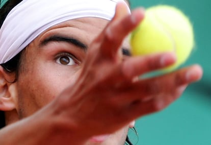 Rafael Nadal, en un saque de bola durante el partido ante el tenista Lars Burgsmuller en el torneo de Roland Garros celebrado en París (Francia), en mayo de 2005.