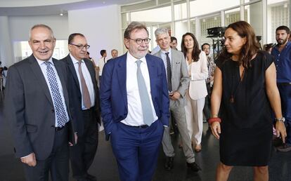 Tot a punt per al llançament d'elpais.cat. D'esquerra a dreta: Antonio Caño, director d'EL PAÍS, Lluís Bassets, director adjunt d'EL PAÍS, Juan Luis Cebrián, president d'EL PAÍS, Javier Moreno, director d'EL PAÍS, i Ana Pantaleoni, responsable de la redacció d'elpais.cat.