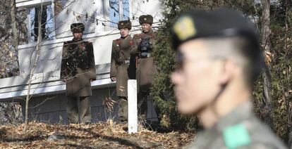 Varios soldados norcoreanos en la aldea de Panmunjom, en la zona desmilitarizada.
