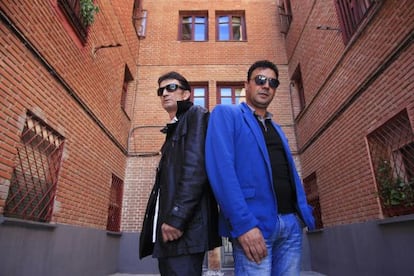 José Hernández, de negro, compositor de Los Calis, junto a su sobrino Jesús